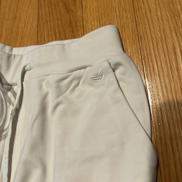 Cozy Earth off white sleep set - Picture 2 of 12